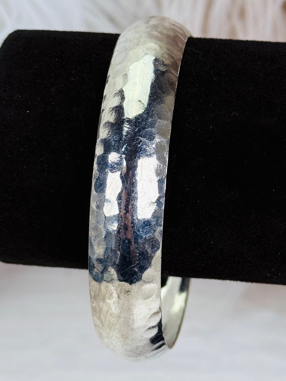 Pretty lightweight Silvertone hammered costume bangle bracelet